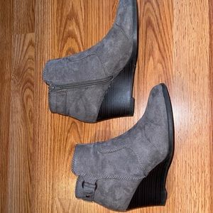 Women’s size 8 1/2 grey leather ankle boots